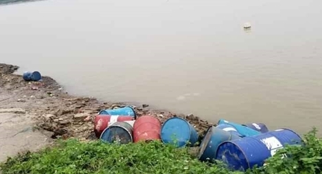 Tìm được đối tượng vứt 12 thùng hoá chất trên sông Hồng