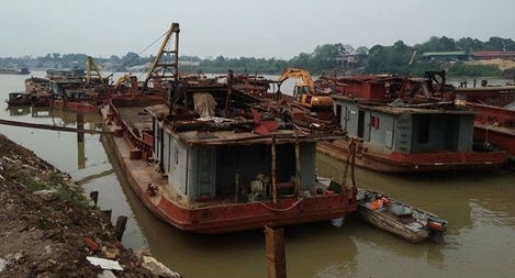 Bắt giữ 2 tàu khai thác cát lậu trên sông Hồng