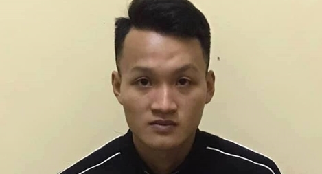 Tạm giữ hình sự lái xe taxi hất Trung uý CSGT lên cắp capô