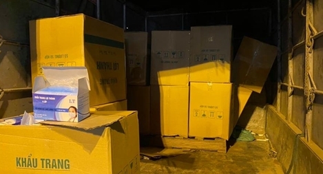 Lợi dụng đêm tối vận chuyển khẩu trang lậu đi tiêu thụ