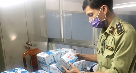 Tạm giữ xe tải chở hơn 200.000 khẩu trang y tế tại khu vực kênh Vĩnh Tế