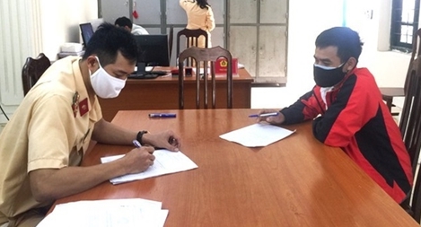 2 tàu công suất nghìn tấn khai thác cát trái phép trên sông Hồng  