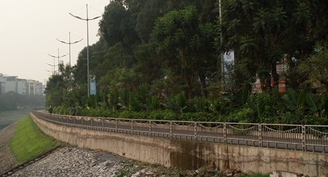 Cắm chốt cấm họp chợ, ngăn người đi tập thể dục ven sông Tô Lịch