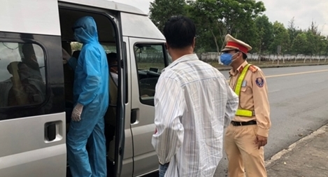 Xe khách chở chui khách du lịch bất chấp lệnh cách ly