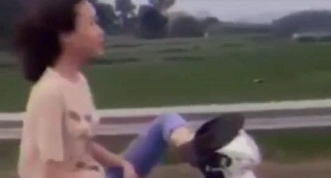 Xử phạt thiếu nữ xe máy bằng chân