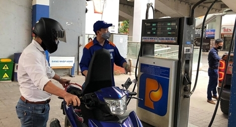 Xăng E5RON92 giảm về giá 10.942 đồng/lít