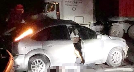 Container va chạm ô tô con, 2 người thương vong