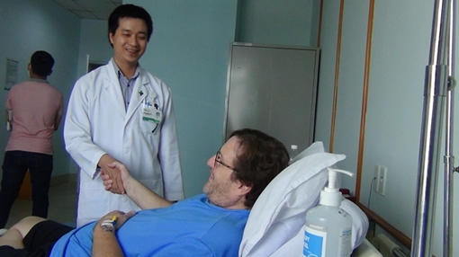 Lấy cây tăm tre từ vùng bẹn người đàn ông nước ngoài