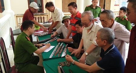Người dân nộp lại 626 vũ khí, vật liệu nổ