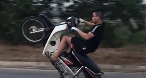 Phạt  thanh niên khoe “thành tích” bốc đầu xe máy trên mạng xã hội