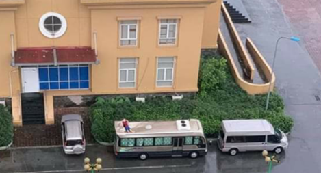 Người đàn ông rơi từ chung cư Nam Thăng Long xuống nóc xe khách tử vong