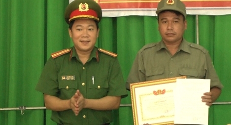 Khen thưởng bảo vệ dân phố bị thương khi truy bắt tội phạm ma túy