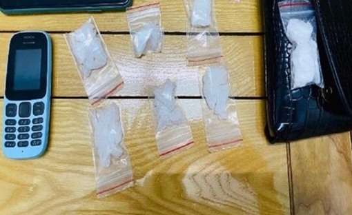 Giấu ma túy đá trên mắc áo vẫn bị phát hiện