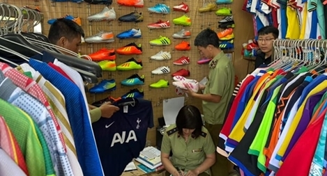 Thu giữ 1.547 sản phẩm có dấu hiệu giả nhãn hiệu Adidas và Manchester Uniter Limiter