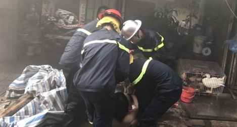 Kịp thời cứu 13 người khỏi nguy hiểm trong đám cháy