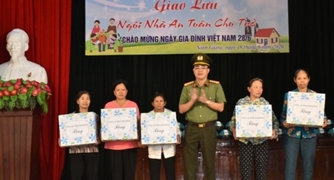 Hội phụ nữ tổ chức giao lưu “Ngôi nhà an toàn cho trẻ”