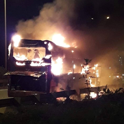 Ô tô khách cháy ngùn ngụt trên vành đai 3, tài xế thoát chết 