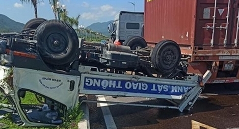 Xe đầu kéo container tông xe CSGT, 2 CBCS Công an bị thương