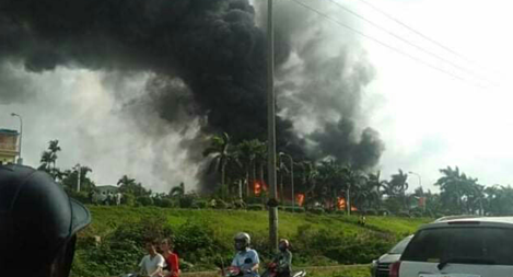 Huy động tối đa xe cứu hoả chuyên dụng chữa cháy kho hàng Đức Giang