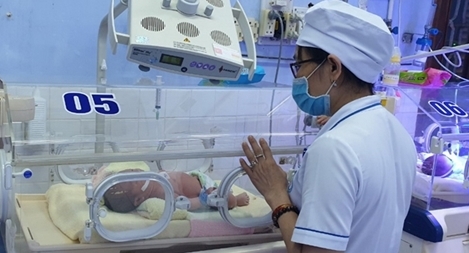 Tìm người thân cho bé trai sơ sinh bị bỏ rơi bên hẻm phố ở Tuy Hòa