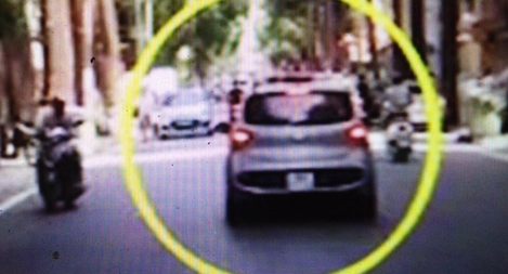 Tạm giữ hình sự lái xe hất Công an lên nóc capo