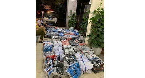 Xe tải không GPLX chở hàng quần áo không nguồn gốc trên QL32