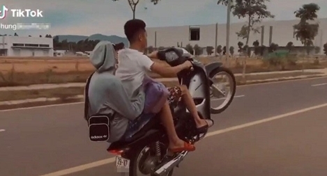 Bốc đầu xe máy trên mạng, 2 thanh niên không đội MBH bị phạt
