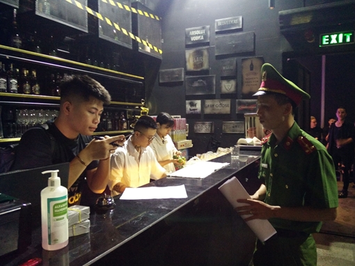 Quán bar, karaoke chung tay phòng dịch COVID-19 khi mở cửa hoạt động