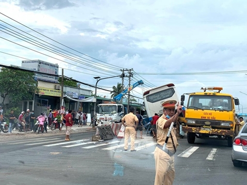 Xe khách "lùa" 2 xe máy và dải phân cách trên quốc lộ 1A