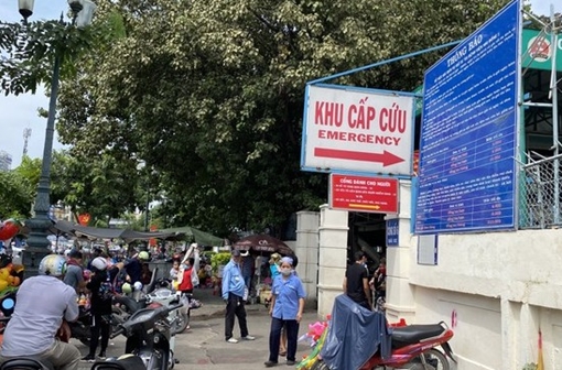 Bé 6 tháng tuổi kẹt giữa khe giường và tường tử vong thương tâm