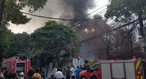 Một Cảnh sát PCCC bị thương khi tiếp cận ngôi nhà cháy từ đầm lầy