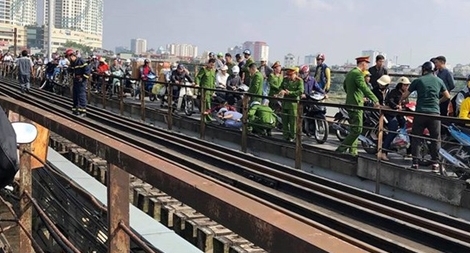 Cãi nhau với bạn gái, nam thanh niên nhảy cầu Long Biên tự tử