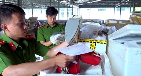 Xe tải vận chuyển số lượng lớn hàng nhập lậu