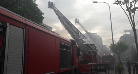 Dùng xe thang giải cứu 2 cụ già trong đám cháy chung cư cũ