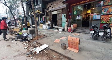 Lát đá vỉa hè, ùn đọng rác thải gây ô nhiễm không khí Hà Nội