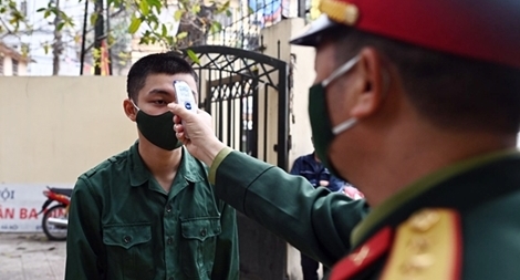 Tân binh Hà Nội được khám COVID-19 trước khi tòng quân