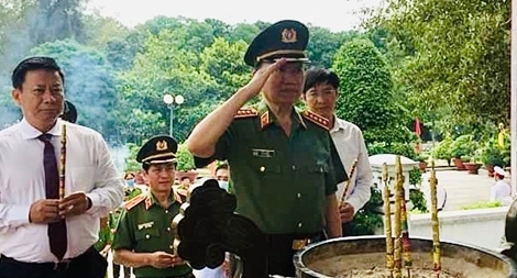 Bộ Công an dâng hương tri ân các anh hùng, liệt sỹ