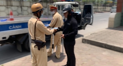 Lần đầu tiên CSGT Hà Nội xử phạt người không đeo khẩu trang
