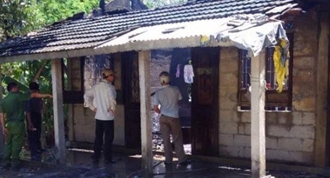 Nhậu xong, châm lửa đốt nhà mình