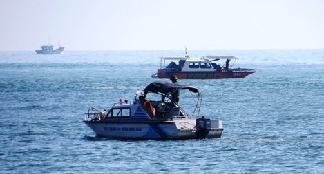 Rủ nhau tắm biển, một nam thanh niên bị sóng cuốn mất tích