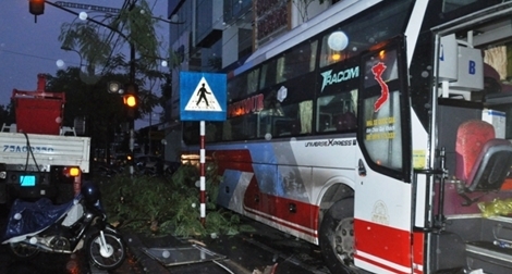 Xe khách lao vào nhà dân, hàng chục hành khách hoảng loạn