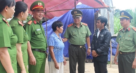 Nghĩa tình trên chiến khu xưa