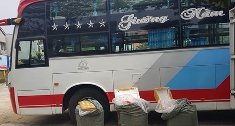 Xe khách vận chuyển hơn 300kg nội tạng bốc mùi bị bắt giữ