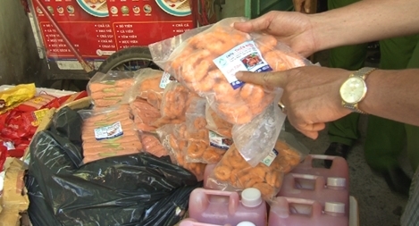 Phát hiện cơ sở mua hàng hóa bẩn về bán cho học sinh