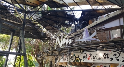 Quán cà phê bên sông Hương phát hỏa lúc đang tháo dỡ