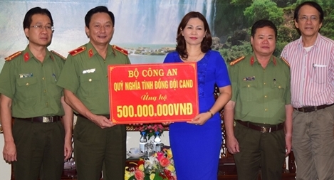 Bộ Công an ủng hộ đồng bào lũ lụt vùng Thừa Thiên - Huế