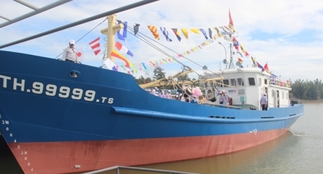 Tàu cá vỏ thép đầu tiên ở Thừa Thiên- Huế được hạ thủy