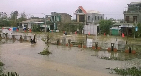 Nước lũ dâng nhanh ở Huế, đã có một người chết