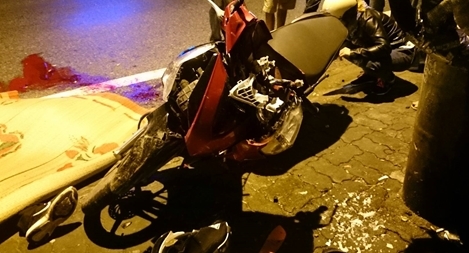 Tự đâm vào cột điện, 2 sinh viên tử vong trên phố