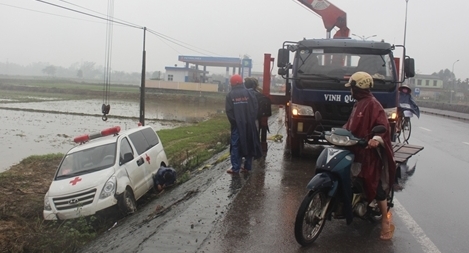 Xe cứu thương lao thẳng xuống ruộng